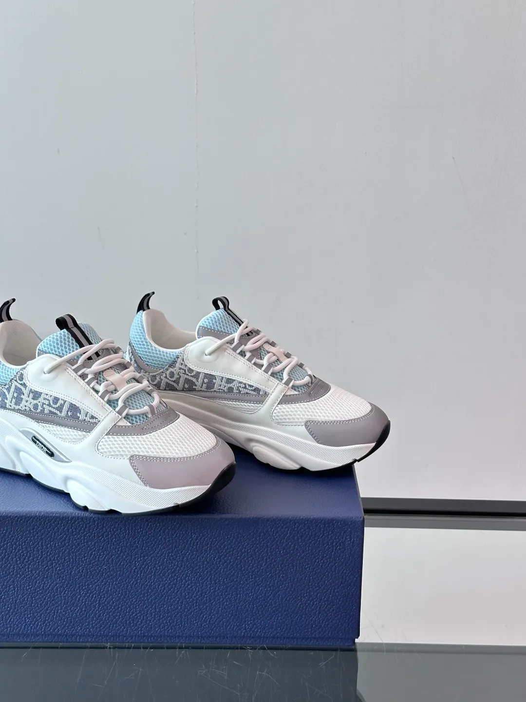 Factory price: 480💰 ◾️▫️Dior D®️ x 🆕 (high version) B22 men's jogging fashion sneakers, this single product draws inspiration from retro jogging shoes. It adopts a thick low-top design, with an upper made of black cow leather and mesh fabric, and a black and white engraved rubber sole. Black mesh fabric tongue and heel counters complement black laces, with an embossed "Di~r" logo embellishment on the side. These sneakers can be mixed and matched with a classic suit for a sporty chic look! Size: 39-45 (38, 46, 47 can be customized)